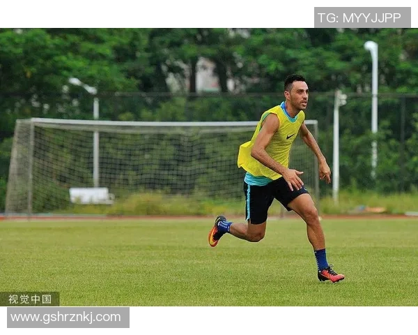 上海足球队以61分领跑大师赛积分榜展现强劲实力